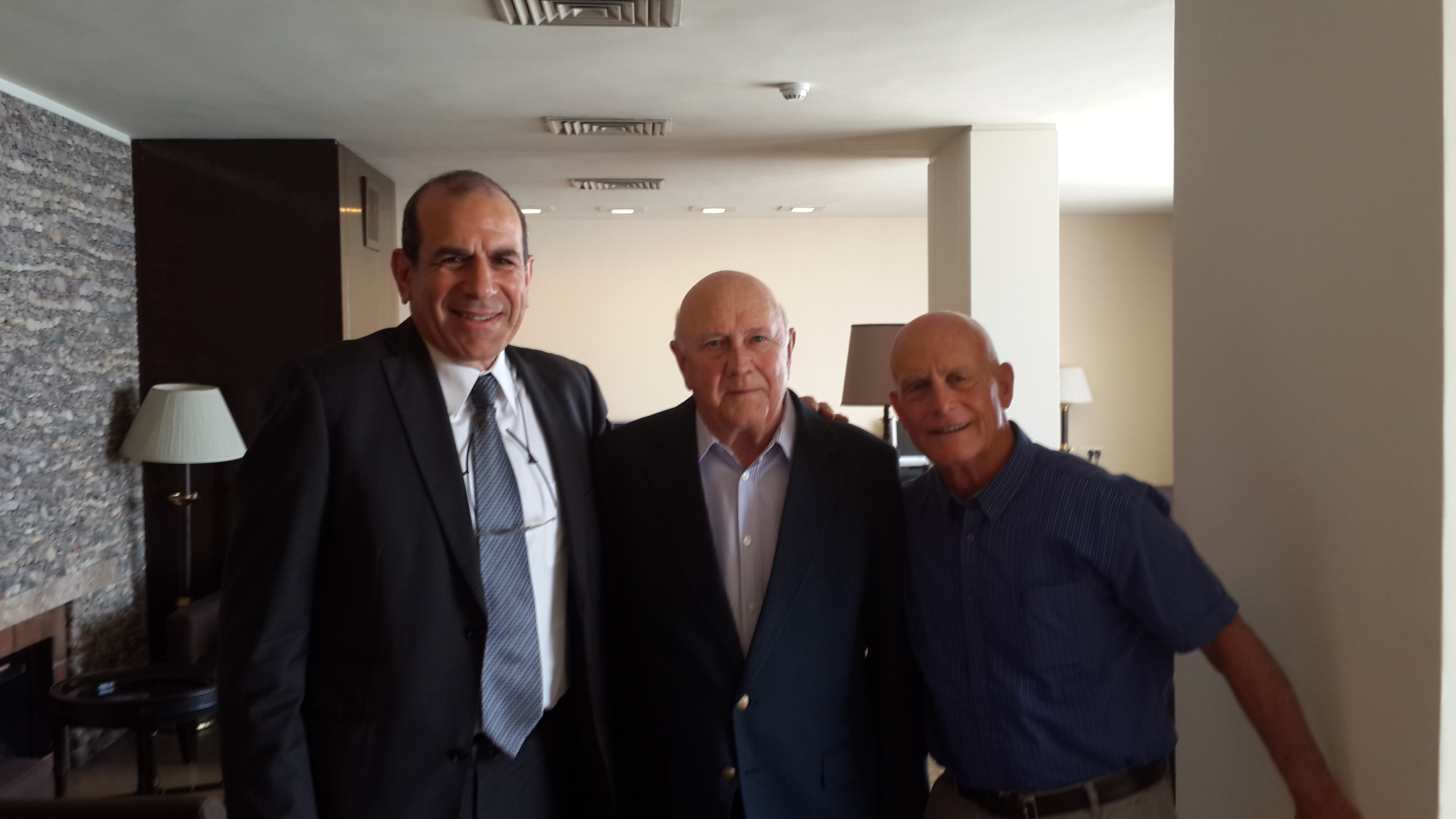 צעדים עצמאיים אפילו אם אינם מתואמים, ובלבד שיתייחסו למתווה המקובל על הקהילה הבינלאומית, יכולים לתרום רבות לעתיד של שלום", אומר נשיא דרום אפריקה לשעבר וחתן פרס נובל לשלום, פרדריק דה קלרק